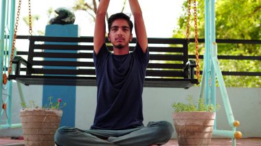 Hintli genç çocuk evde yoga yapıyor. Dünya Yoga Günü. Sağlık kavramı, yoga, refah, yaşam tarzı, rahatlama vs...