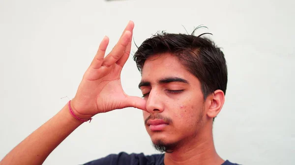 Rapaz Indiano Meditar Casa Retrato Menino Bonito Asiático Praticando Ioga — Fotografia de Stock