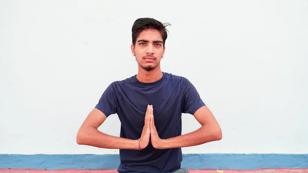 Menino Está Meditando Casa Índia Indiana Jovem Menino Preto Tradicional — Fotografia de Stock