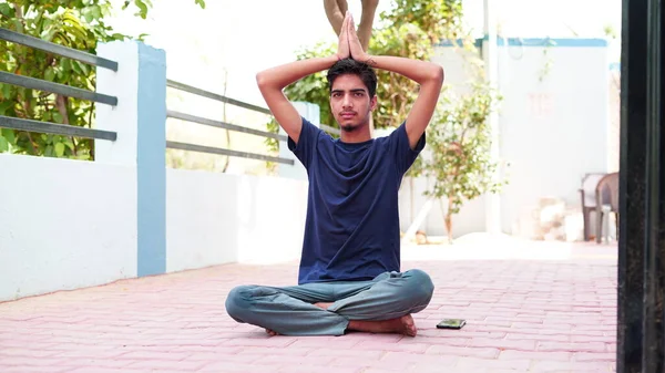 Rapaz Indiano Meditar Casa Retrato Menino Bonito Asiático Praticando Ioga — Fotografia de Stock