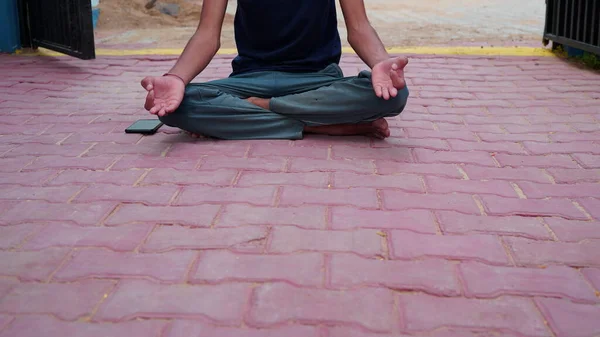 印度小男孩在家里沉思 在家里练习瑜伽的亚洲可爱男孩的肖像 全球瑜伽日概念 — 图库照片