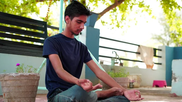 Een Indiase Jongen Die Thuis Mediteert Portret Van Aziatische Schattige — Stockfoto