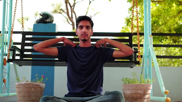 Menino Está Meditando Casa Índia Indiana Jovem Menino Preto Tradicional — Fotografia de Stock