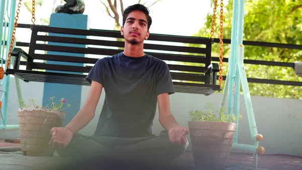 Indiaanse Jongen Die Thuis Yoga Doet Wereld Yoga Dag Concept — Stockfoto