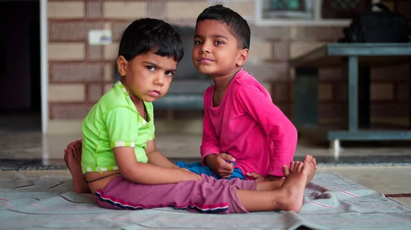 Діти Йоги Маленький Хлопчик Індієць Дівчинка Займаються Вправами Йоги Спостерігають — стокове фото