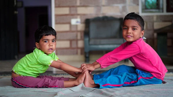 Маленький Індіянський Хлопчик Дівчинка Займаються Фізичними Вправами Вдома Сім Працює — стокове фото