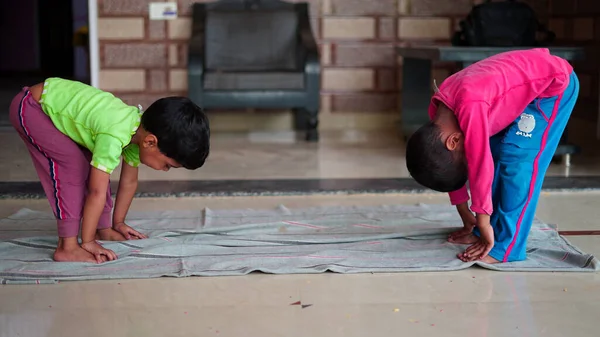 Two Indian Little Kids Having Fun Living Room Healthy Lifestyle — Stock Photo, Image