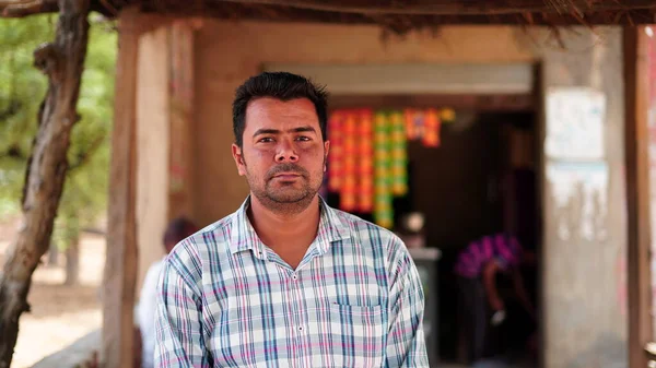 Portret Van Charmante Jonge Indiase Man Zoek Naar Camera Terwijl — Stockfoto