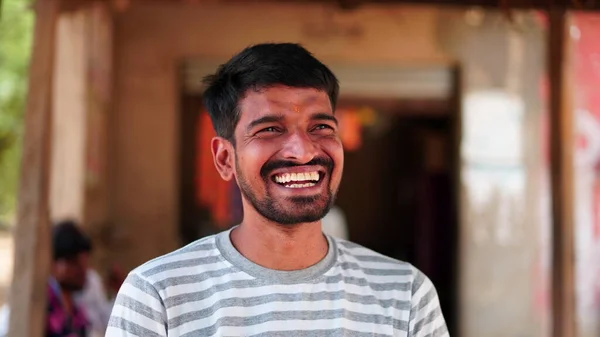 Retrato Del Encantador Hombre Barbudo Mirando Cámara Sonriendo Mientras Está —  Fotos de Stock