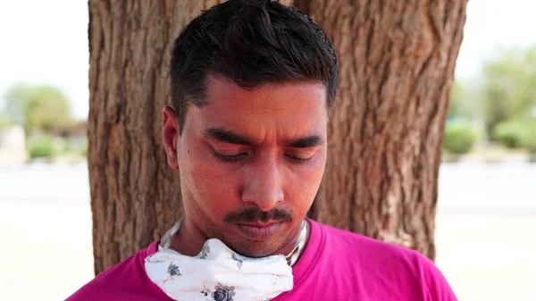 Retrato Homem Asiático Lendo Livro Camisa Rosa Máscara Depois Homem — Fotografia de Stock