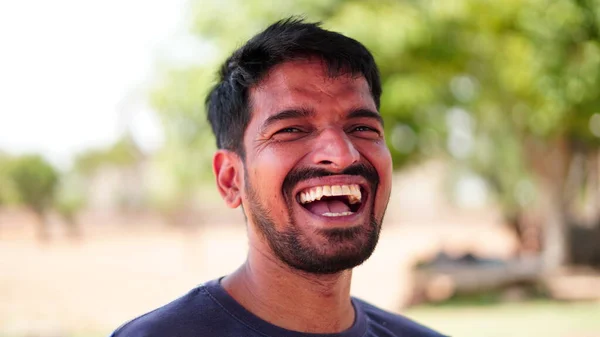 Portrét Velmi Vzrušeného Mladého Indiánského Vousatého Muže Oslavující Vítězství Smíchem — Stock fotografie