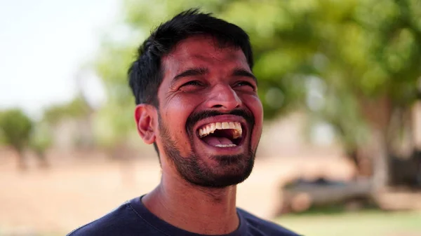 Retrato Homem Barbudo Encantador Olhando Para Câmera Rindo Enquanto Estava — Fotografia de Stock