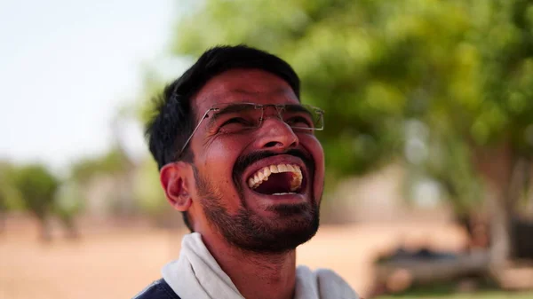 Retrato Muito Animado Jovem Indiano Barbudo Homem Com Óculos Comemorando — Fotografia de Stock