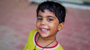 Neşeli kız çocukluğunu neşeli bir yüz ifadesiyle gösteriyor. Harika bir yüz stili olan küçük kız..