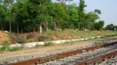 Demiryolu hattının paralel görüntüleri. Yolcu ve nakliye için uzun demir yolu.