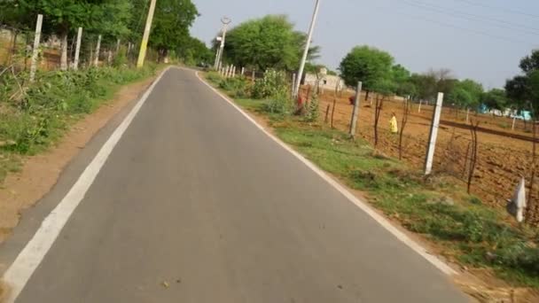 Landsbygd Highway väg bilder med attraktiva gröna träd bakgrund. Filmmaterial för vägtransporter. — Stockvideo