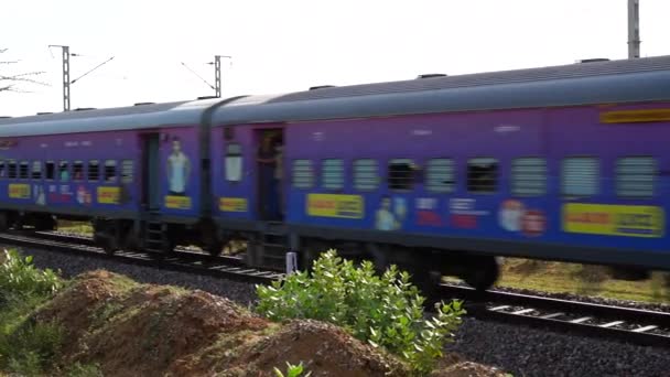 Imágenes de vista lateral de Rail en el tren de pasajeros que pasa por la vía férrea. Concepto ferroviario indio. — Vídeos de Stock
