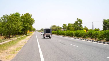 07 Temmuz 2021 - Reengus, Sikar, Hindistan. Hindistan 'da kapalı kapılar ardında giden araçların gerçek portresi. Bulvar yolu ile yoldan geçen ulaşım araçları.