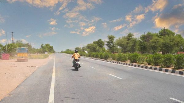 Juli 2021 Reengus Sikar Indien Motorrad Passiert Asphaltstraße Mit Boulevardweg — Stockfoto
