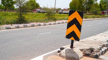 07 Temmuz 2021 - Reengus, Sikar, Hindistan. Yol poligonunu bildirmek için gerçek Sarı ve Siyah Yol tabelası. Yol güvenliği işareti ve sembol kavramı.