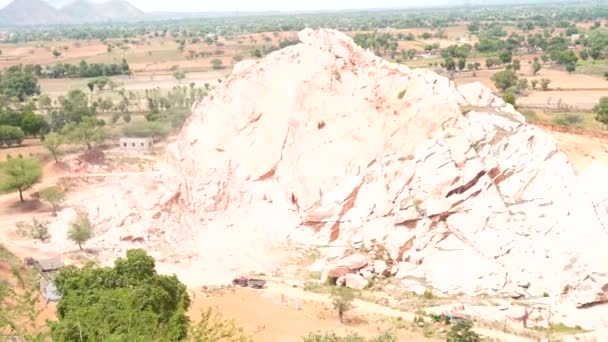 Filmagem aérea de solo liso no lado do país Índia. Drone tiro de chão liso com árvores exuberantes verdes atraentes. — Vídeo de Stock