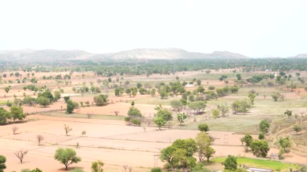 Imagens da paisagem aérea de árvores verdejantes e terreno plano com vales montanhosos. Filmagem de drones. — Vídeo de Stock