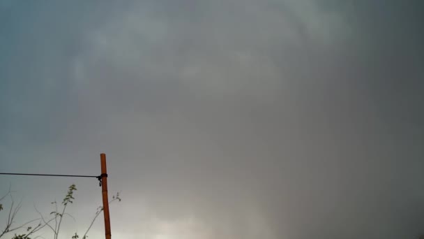 厚重的雨云盘旋在天空中，从屋顶上射来的影像。高质量的镜头. — 图库视频影像