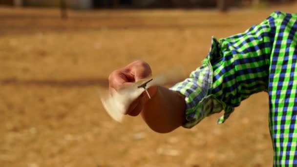 Concepto de sueño. Niña niña correr cerca del campo al atardecer silueta con asideros en las manos juguete giradiscos. — Vídeo de stock