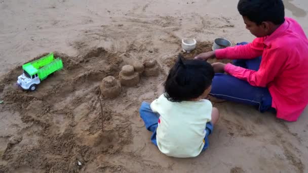 Niño activo juguetón en la playa en las vacaciones de verano y el desarrollo infantil. niño asiático en la playa de arena en la India. — Vídeos de Stock