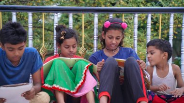 Evde ödev yapan Hintli çocuklar, kağıt yazan çocuklar, aile kavramı, öğrenme zamanı, öğrenci, okula geri dönüş.