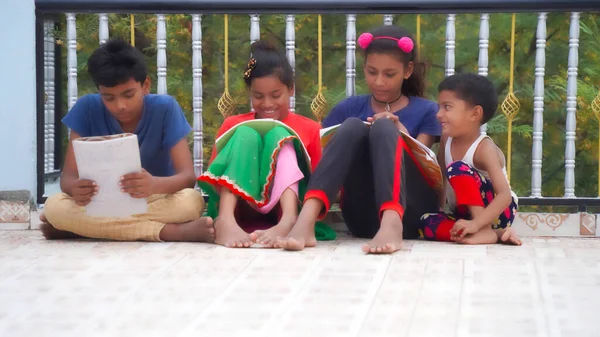 Foto Borrosa Niños Indios Durante Estudio Casa Niños Indios Estudiando —  Fotos de Stock
