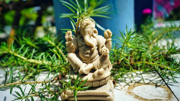 Dios Sabiduría Prosperidad Figura Señor Ganesha Cerca Ventana Con Vista — Foto de Stock