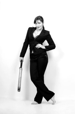 Elinde sopa ya da sopa olan genç bir kız. 