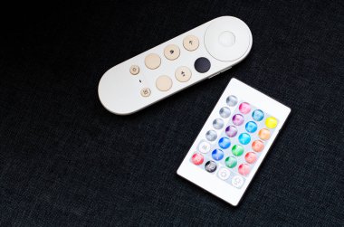 Uzaktan kumandalar kontrol cihazları için, muhtemelen bir televizyon ya da ışıklandırma sistemi, karanlık bir arka plana karşı.