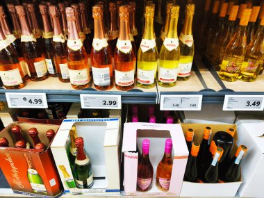 Iserlohn Almanya 26 Ekim 2025 Lidl süpermarket raflarında sergilenen şarap şişeleri görülebilir fiyatlarla