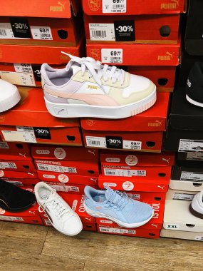 Iserlohn Almanya 26 Ekim 2025 Puma spor ayakkabı kutularını ayakkabı mağazası perakende piyasasında raflara yığdı