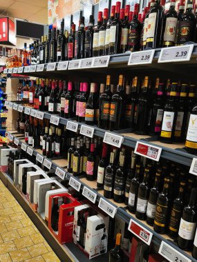 Iserlohn Almanya 26 Ekim 2025 Lidl 'deki süpermarket raflarında görünür fiyat etiketleriyle birlikte şarap şişeleri