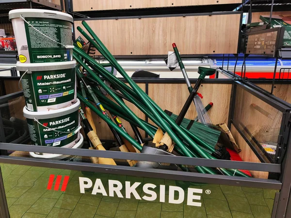 Iserlohn Almanya 26 Ekim 2025 Parkside boya kutuları Lidl süpermarket perakende piyasasında rafta