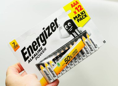 Iserlohn Almanya 26 Ekim 2025 Enerji bataryası insan eliyle tutuluyor perakende konseptini kapat