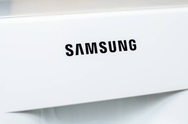 Iserlohn Almanya 26 Ekim 2025 Samsung logosu çamaşır makinesi yakın görünüm