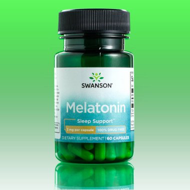 Iserlohn Almanya 26 Ekim 2025 Swanson melatonin tabletleri yeşil arka plan yakın görüş