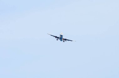 Güzel Fransa 26 Ekim 2025 uçağı açık gökyüzünde ve kıyı şeridinde uçuyor.