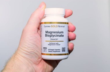 Iserlohn Almanya Kasım 12025 Kaliforniya Altın Beslenme Magnezyum Şişesi Erkek eliyle yakın tutulan.