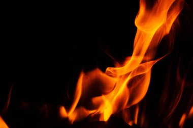 Ateşli turuncu ve sarı renkler koyu siyahla çok güzel tezat oluşturuyor, sıcaklık ve enerji hissi uyandırıyor.