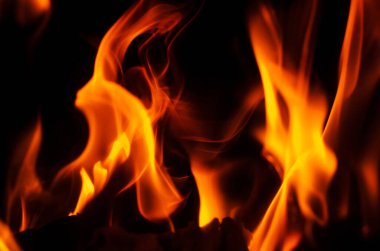 Alevlerin ateşli turuncu ve sarı renkleri büyüleyici bir görsel deneyim yaratıyor. Çeşitli yaratıcı projeler için mükemmel.