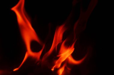 Bu görüntü ateşin canlı, parlayan özünü yakalar dramatik ve büyüleyici bir görüntü yaratır.