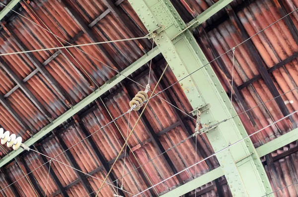 Genel bakış, metal kirişler ve elektrik kablolarıyla detaylı bir endüstriyel tavanı gösteriyor.