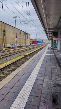 LETMATHE, ALMANLIK 16 Kasım 2025 Tren istasyonu peronu, banliyö ve raylar