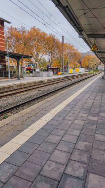 LETMATHE, ALMANLIK 16 YIL 2025 Tren İstasyonu Platformu rayları ve çatısı olan