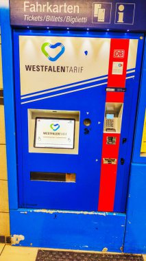 HAMME, GERMANY 16 Kasım 2025 Bilet otomatı Tren istasyonunda kapatın